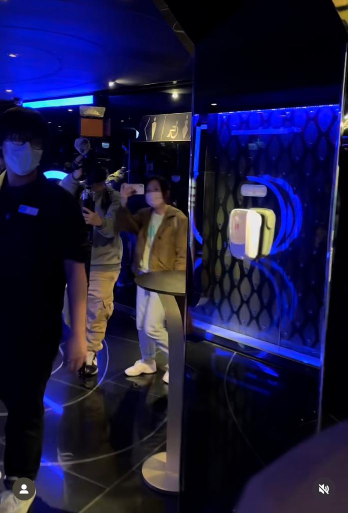 現場戲院工作人員嘗試阻止光頭男走近張婉婷。